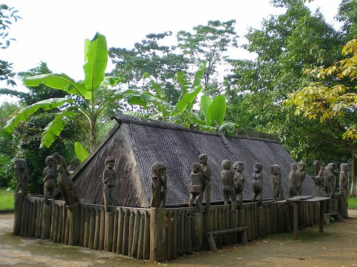 Grave statues of the Bana - ảnh 2